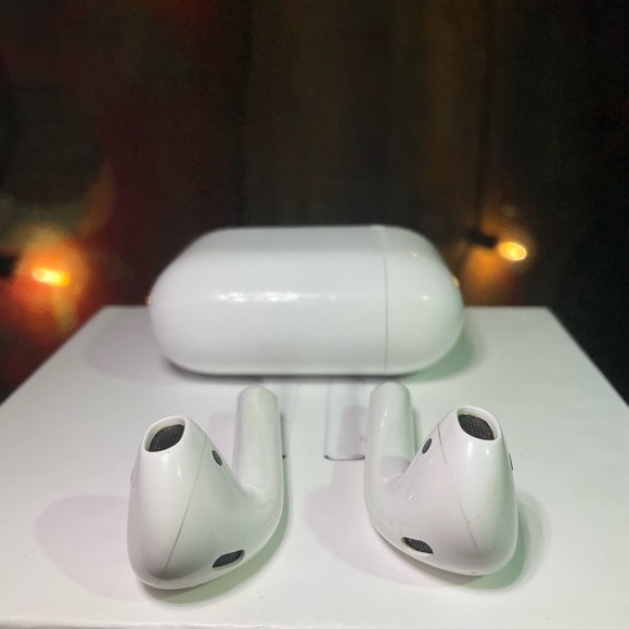 Apple AirPods True Wireless Bluetooth Headphones 1st Generation wm Charging Case - Picture 5 of 13